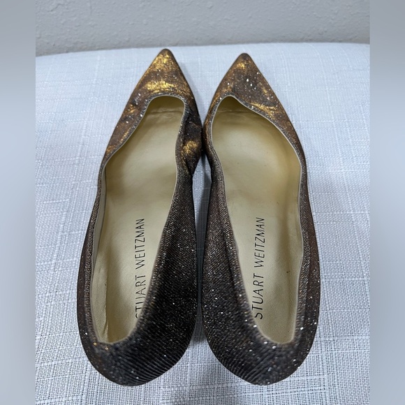 Stuart Weitzman Women's Eva 35 Pump Size 9 Gold Glitter Sparkle Kitten Heel - Picture 1 of 7